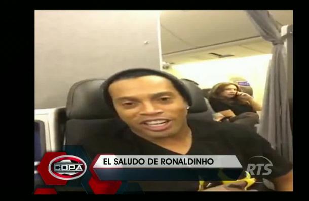Ronaldinho entregó afectuoso saludo